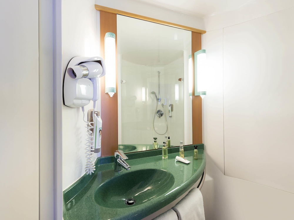 Habitación con 2 camas individuales equipada con la nueva ropa de cama del hotel Ibis Luxembourg Sud. Foto 3
