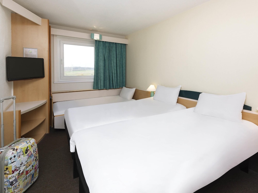 Habitación con 1 cama doble + 1 cama supletoria equipada con la nueva ropa de cama del hotel Ibis Luxembourg Sud