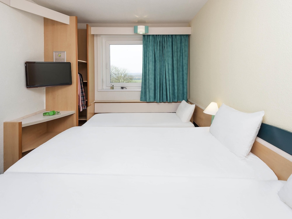 Habitación con 1 cama doble + 1 cama supletoria equipada con la nueva ropa de cama del hotel Ibis Luxembourg Sud. Foto 1