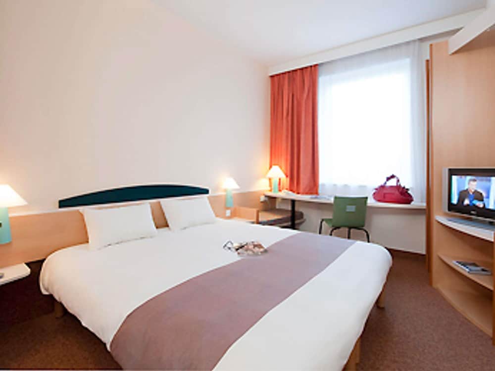Habitación con 1 cama doble + 1 cama supletoria equipada con la nueva ropa de cama del hotel Ibis Luxembourg Sud. Foto 2