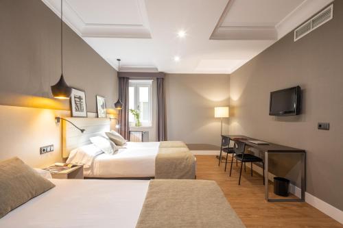 Habitación Doble con cama supletoria del hotel Cortezo. Foto 1