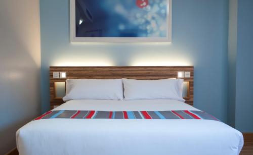 Habitación Doble del hotel Travelodge Madrid Torrelaguna. Foto 5
