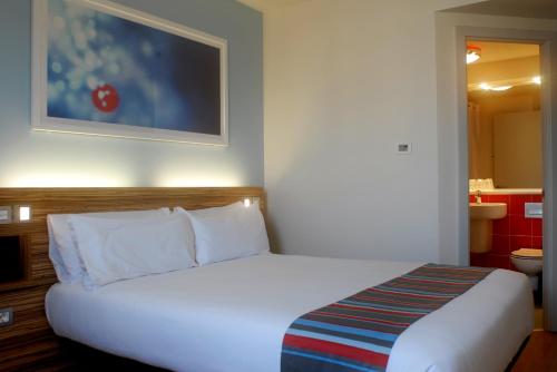 Habitación Doble del hotel Travelodge Madrid Torrelaguna. Foto 6