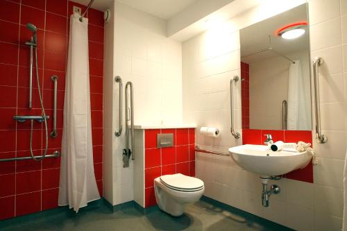 Habitación Doble adaptada para personas con movilidad reducida del hotel Travelodge Madrid Torrelaguna. Foto 1