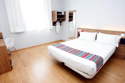 Habitación Doble adaptada para personas con movilidad reducida del hotel Travelodge Madrid Torrelaguna. Foto 2