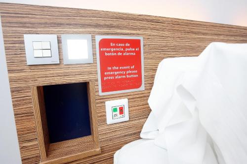 Habitación Doble adaptada para personas con movilidad reducida del hotel Travelodge Madrid Torrelaguna. Foto 3