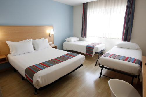 Habitación Familiar del hotel Travelodge Madrid Torrelaguna. Foto 3