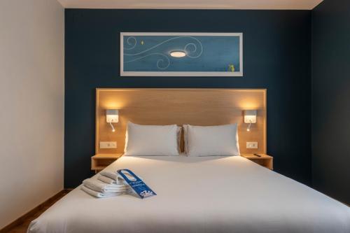 Habitación Doble adaptada para personas con movilidad reducida del hotel Travelodge Madrid Torrelaguna. Foto 6