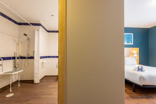 Habitación Doble adaptada para personas con movilidad reducida del hotel Travelodge Madrid Torrelaguna. Foto 8