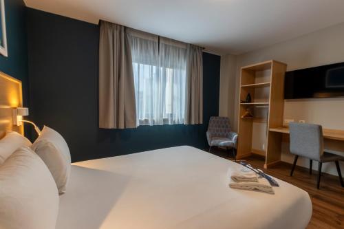 Habitación Doble adaptada para personas con movilidad reducida del hotel Travelodge Madrid Torrelaguna. Foto 9