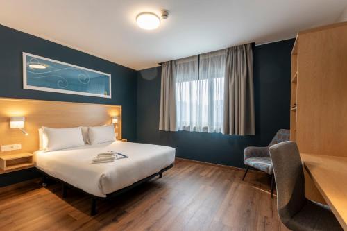 Habitación Doble adaptada para personas con movilidad reducida del hotel Travelodge Madrid Torrelaguna. Foto 11