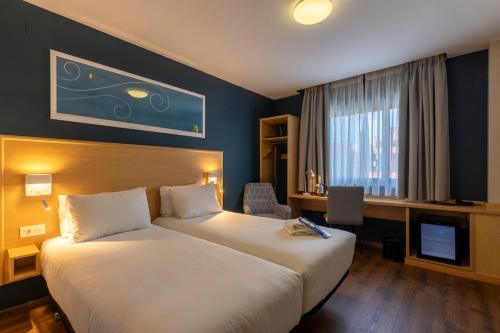 Habitación Doble - 2 camas del hotel Travelodge Madrid Torrelaguna. Foto 10