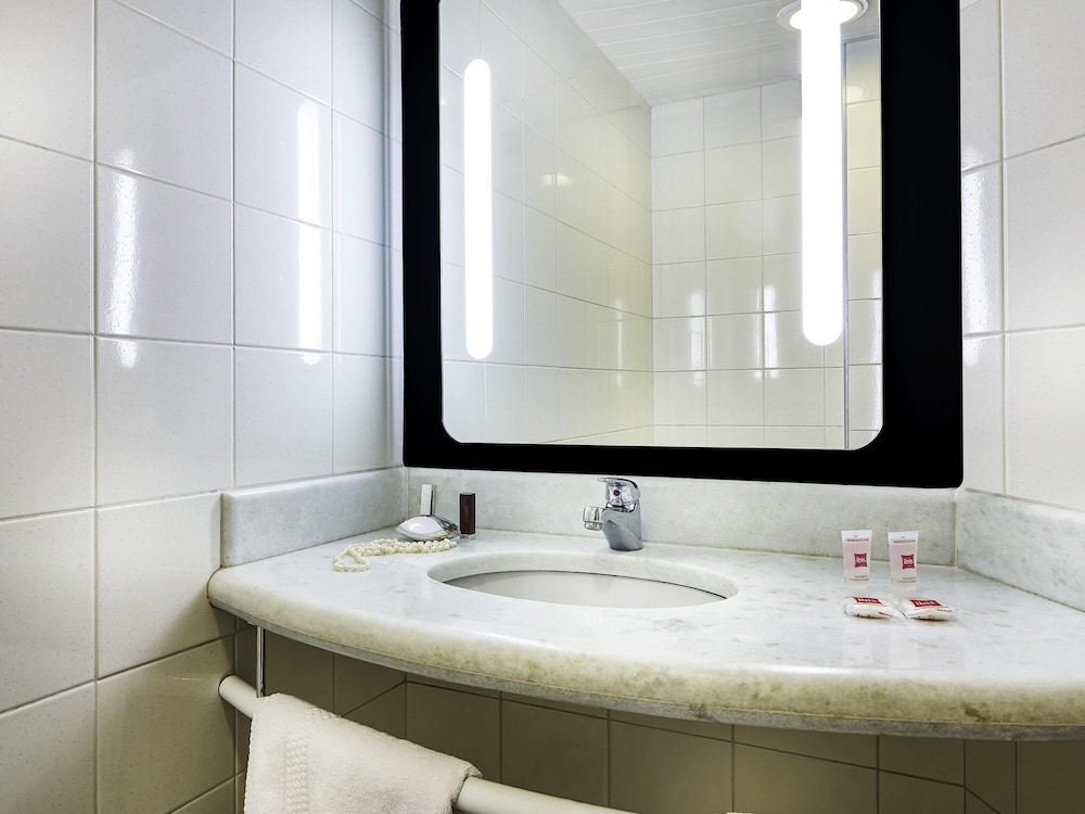 Habitación, varias camas del hotel Ibis Taubate. Foto 4