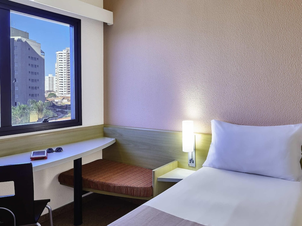 Apartamento estándar, 3 camas individuales del hotel Ibis Taubate. Foto 1