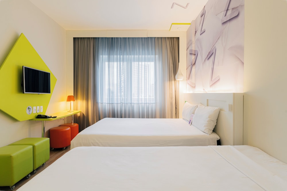 Habitación Familiar con 1 cama doble y 1 cama individual del hotel Ibis Styles Sao Paulo Barra Funda. Foto 1