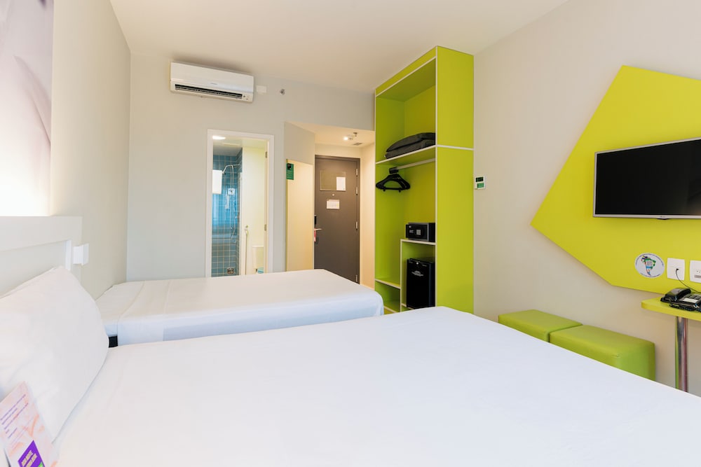 Habitación Familiar con 1 cama doble y 1 cama individual del hotel Ibis Styles Sao Paulo Barra Funda. Foto 3