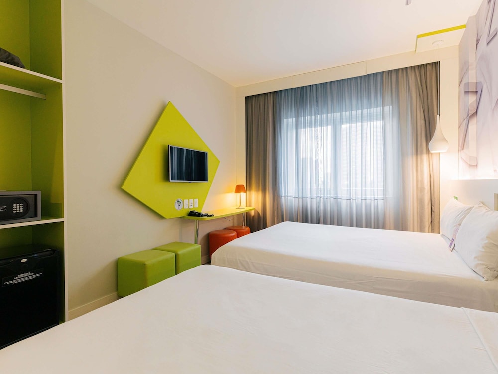 Habitación Familiar con 1 cama doble y 1 cama individual del hotel Ibis Styles Sao Paulo Barra Funda. Foto 7