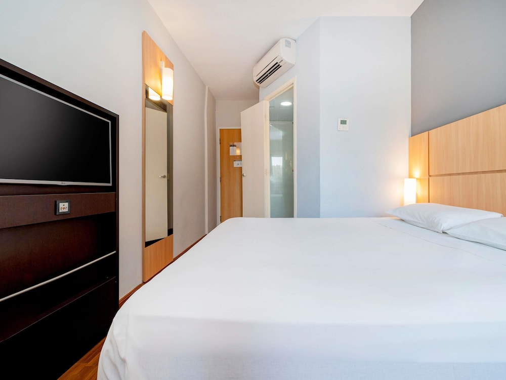 Habitación doble equipada con una cama doble del hotel Ibis Piracicaba. Foto 1
