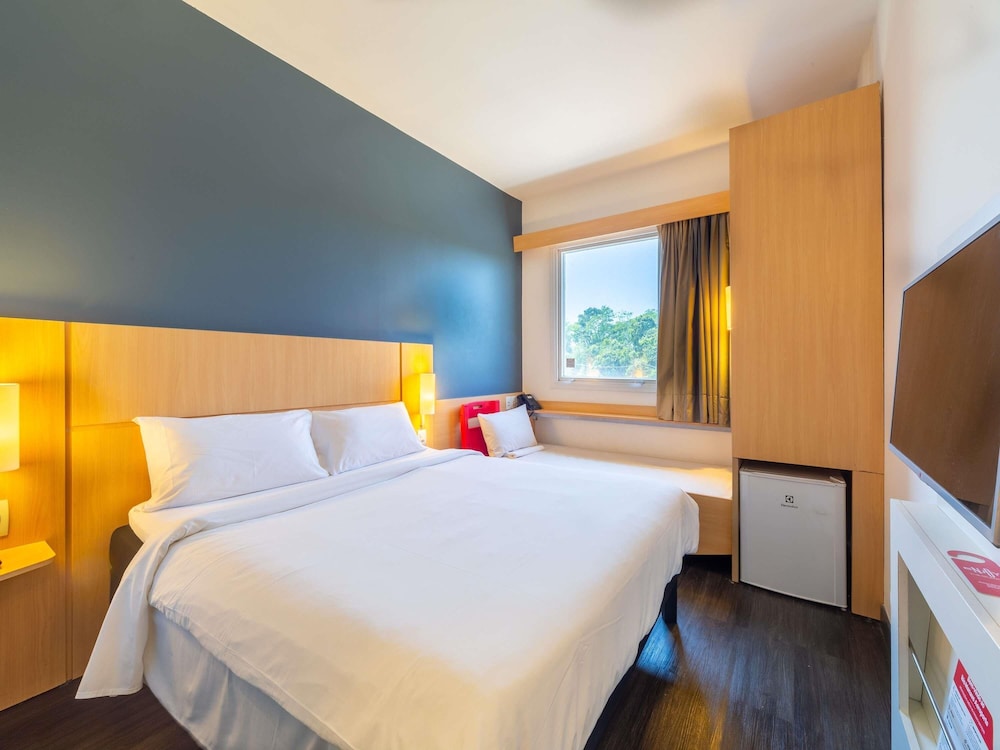 Habitación estándar con 1 cama doble y 1 cama individual del hotel Ibis Manaus Aeroporto. Foto 3