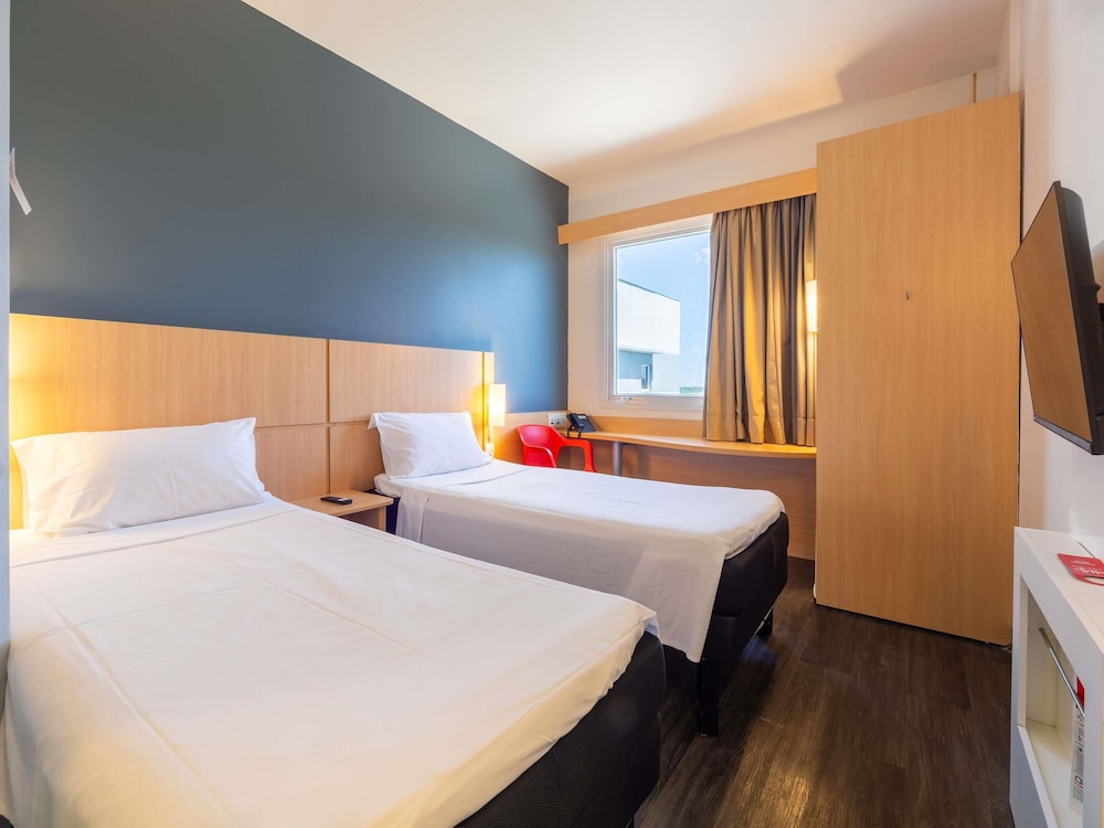 Habitación estándar con camas individuales del hotel Ibis Manaus Aeroporto. Foto 3
