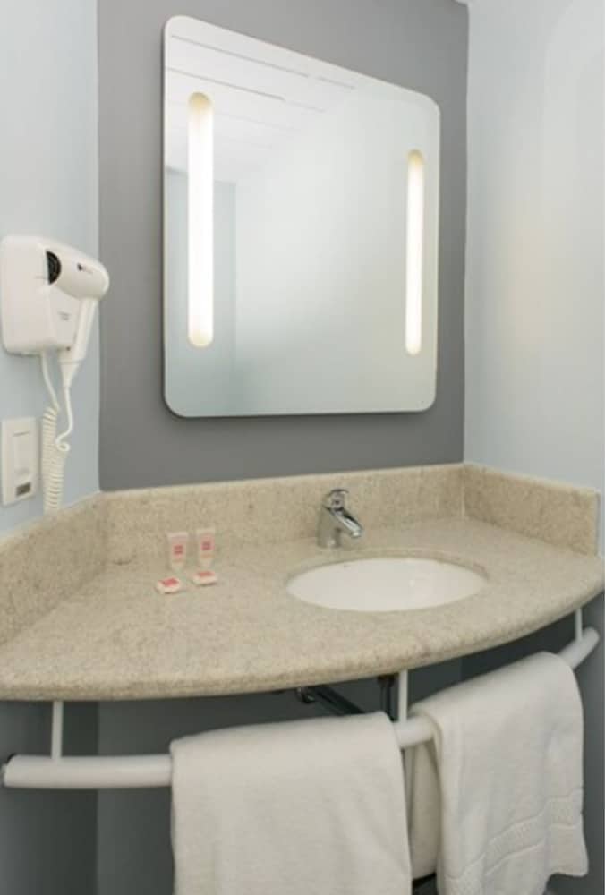 Habitación estándar con camas individuales del hotel Ibis Manaus Aeroporto. Foto 6
