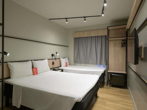 Habitación con 1 cama doble y 1 cama individual del hotel Ibis Aracaju