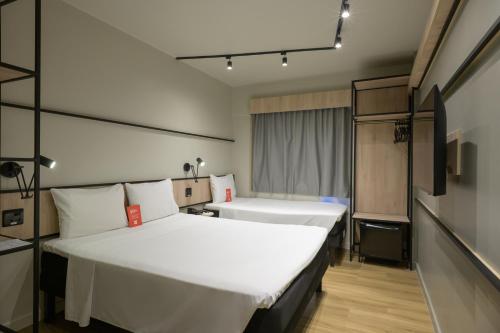 Habitación con 1 cama doble y 1 cama individual del hotel Ibis Aracaju. Foto 1