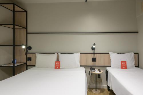Habitación con 1 cama doble y 1 cama individual del hotel Ibis Aracaju. Foto 3