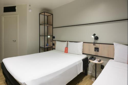 Habitación con 1 cama doble y 1 cama individual del hotel Ibis Aracaju. Foto 4