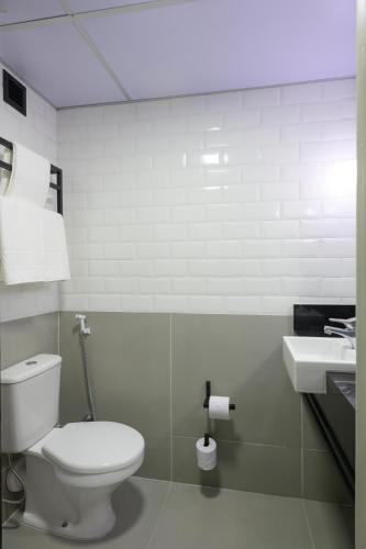 Habitación con 1 cama doble y 1 cama individual del hotel Ibis Aracaju. Foto 5
