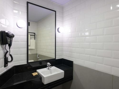 Moderna habitación Standard con 1 cama doble del hotel Ibis Aracaju. Foto 4