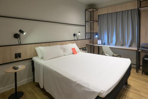 Moderna habitación Standard con 1 cama doble del hotel Ibis Aracaju. Foto 7