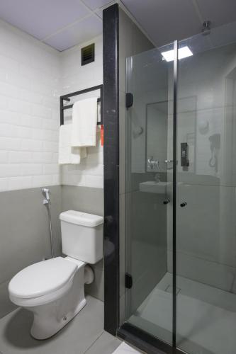 Moderna habitación Standard con 1 cama doble del hotel Ibis Aracaju. Foto 8