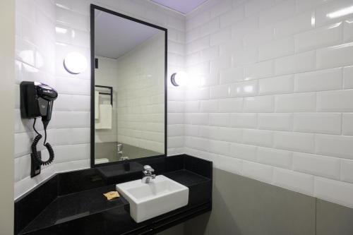 Moderna habitación Standard con 1 cama doble del hotel Ibis Aracaju. Foto 9