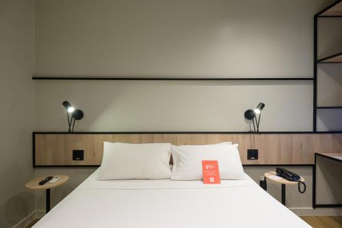 Moderna habitación Standard con 1 cama doble del hotel Ibis Aracaju. Foto 11