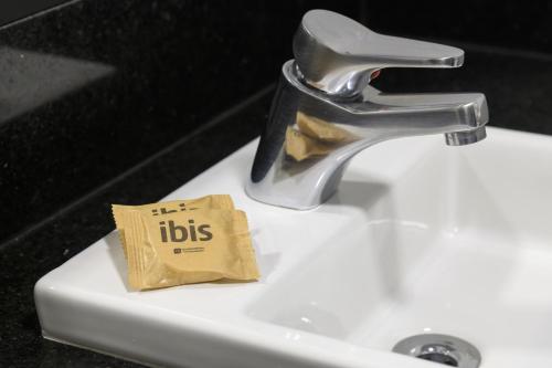 Moderna habitación Standard con 1 cama doble del hotel Ibis Aracaju. Foto 12