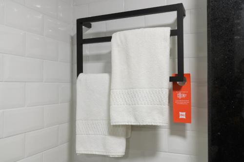 Moderna habitación Standard con 1 cama doble del hotel Ibis Aracaju. Foto 13