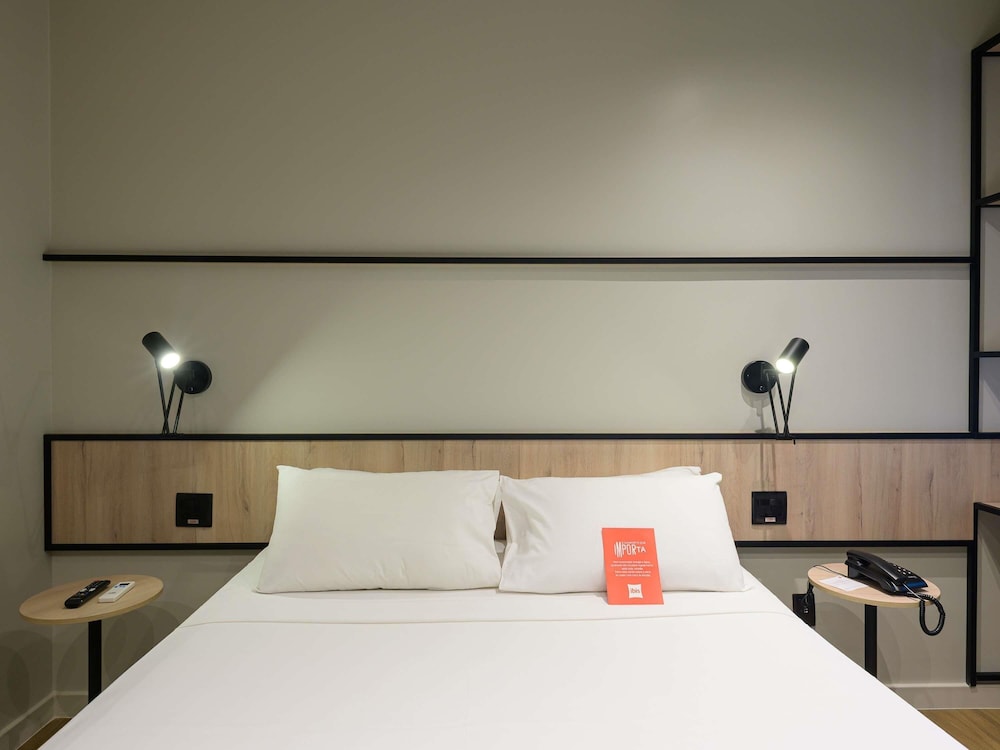 Habitación con una cama doble del hotel Ibis Aracaju