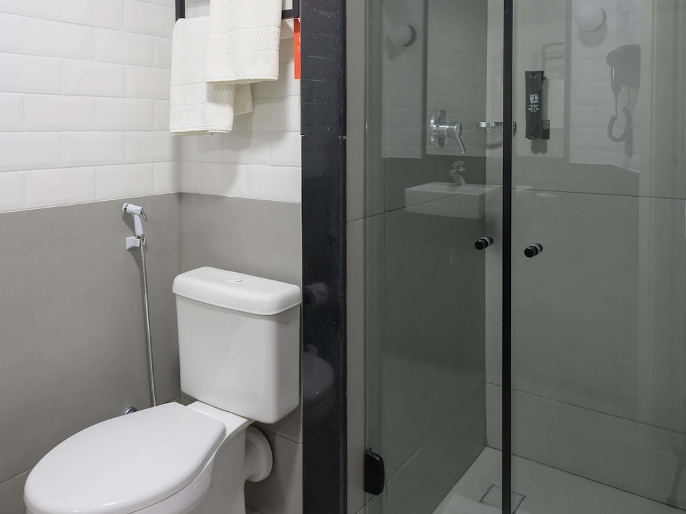 Habitación con una cama doble del hotel Ibis Aracaju. Foto 3