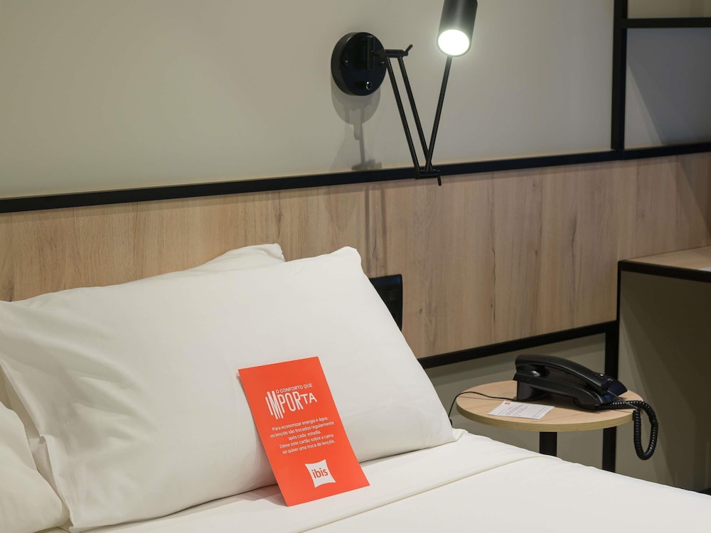 Habitación con una cama doble del hotel Ibis Aracaju. Foto 5
