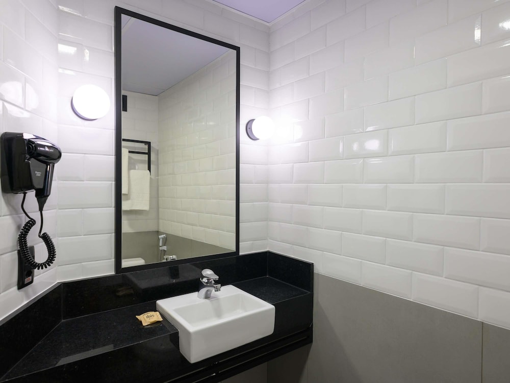 Habitación con una cama doble del hotel Ibis Aracaju. Foto 6