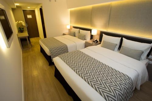 Habitación Cuádruple Estándar del hotel Royal Regency Palace. Foto 4