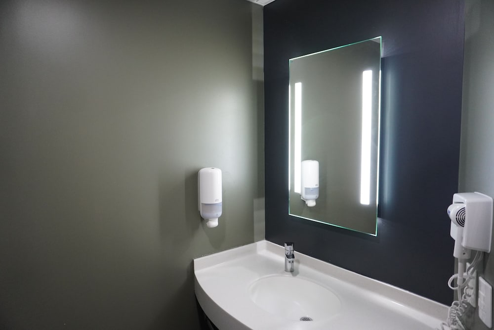 Habitación estándar con una cama doble del hotel Ibis Los Mochis. Foto 6