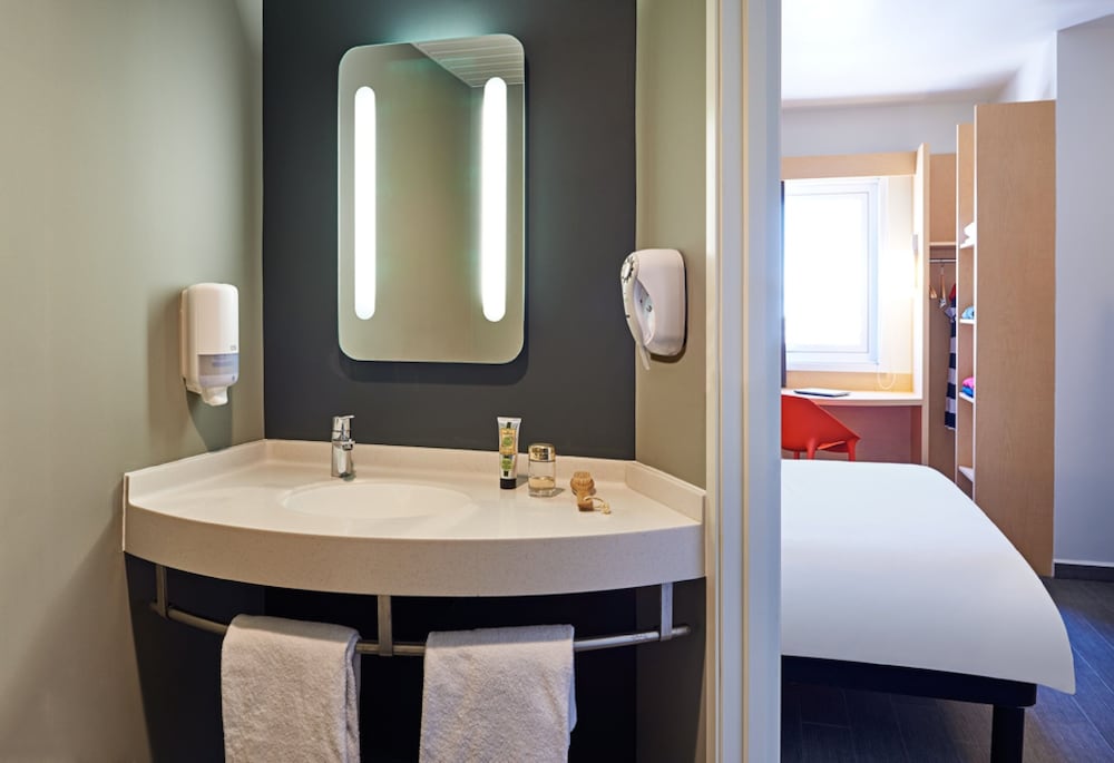Habitación estándar con una cama doble del hotel Ibis Los Mochis. Foto 7