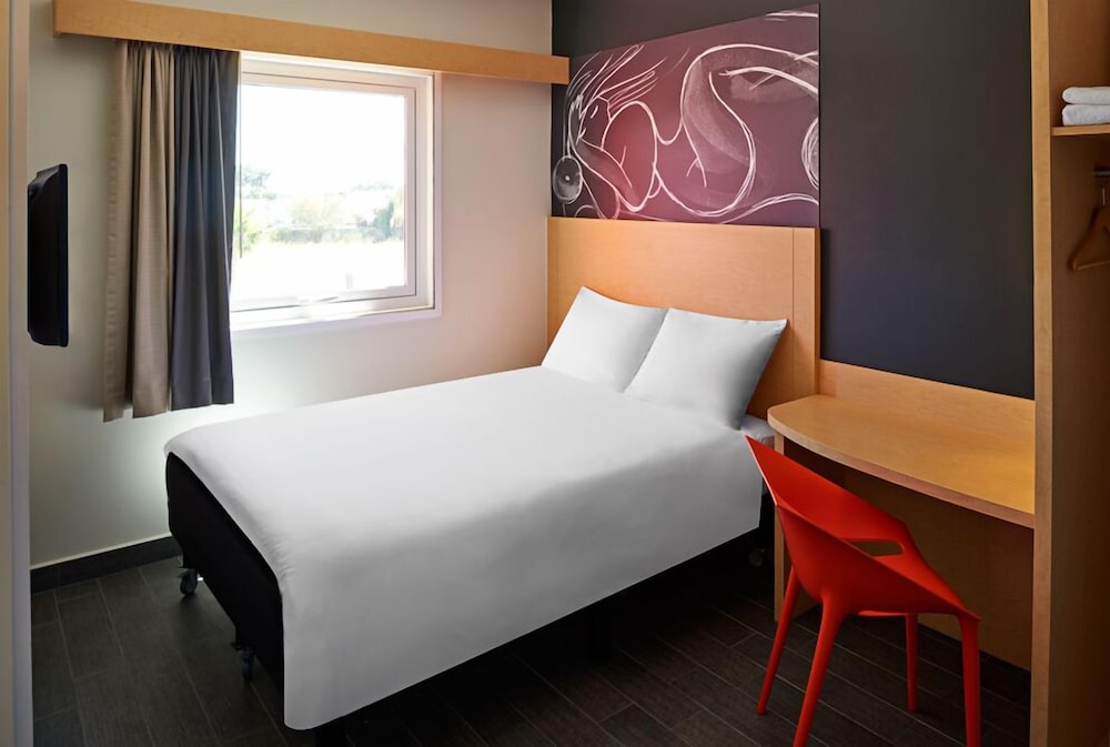 Habitación estándar con una cama doble del hotel Ibis Culiacan. Foto 12
