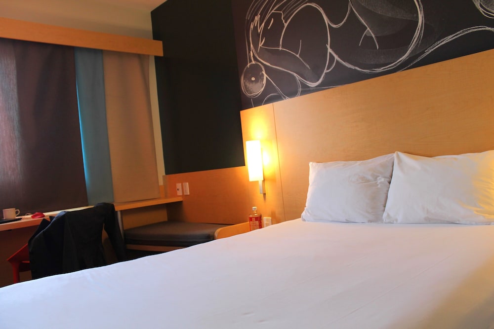 Habitación estándar con una cama doble del hotel Ibis Culiacan. Foto 13