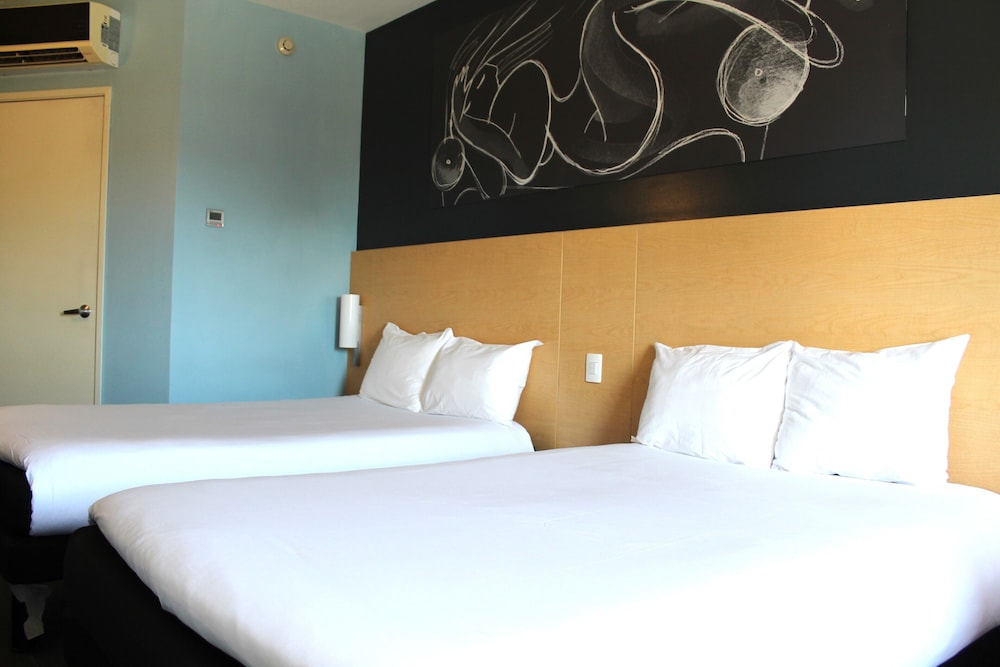 Habitación Estándar con dos camas matrimoniales del hotel Ibis Culiacan. Foto 14
