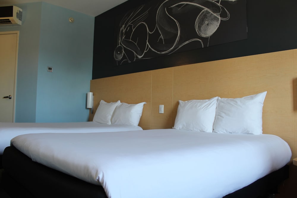 Habitación Estándar con dos camas matrimoniales del hotel Ibis Culiacan. Foto 18