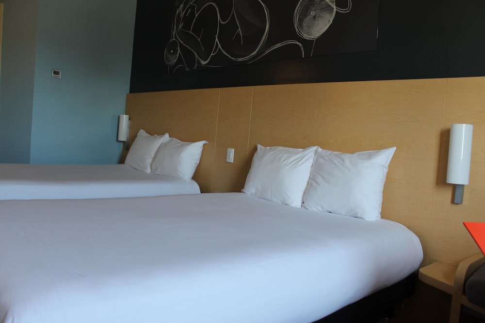 Habitación Estándar con dos camas matrimoniales del hotel Ibis Culiacan. Foto 20