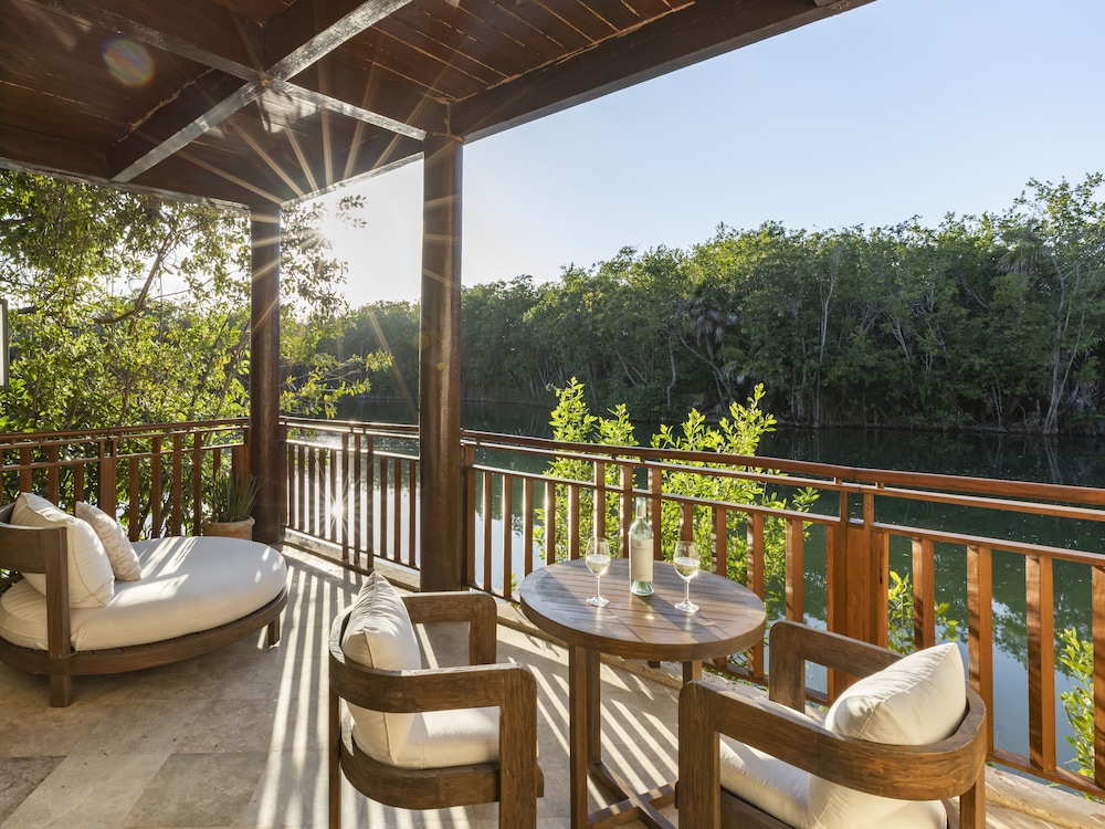 Casita, Habitación, 1 cama de matrimonio grande, vistas al canal, junto a la playa del hotel Fairmont Mayakoba. Foto 1